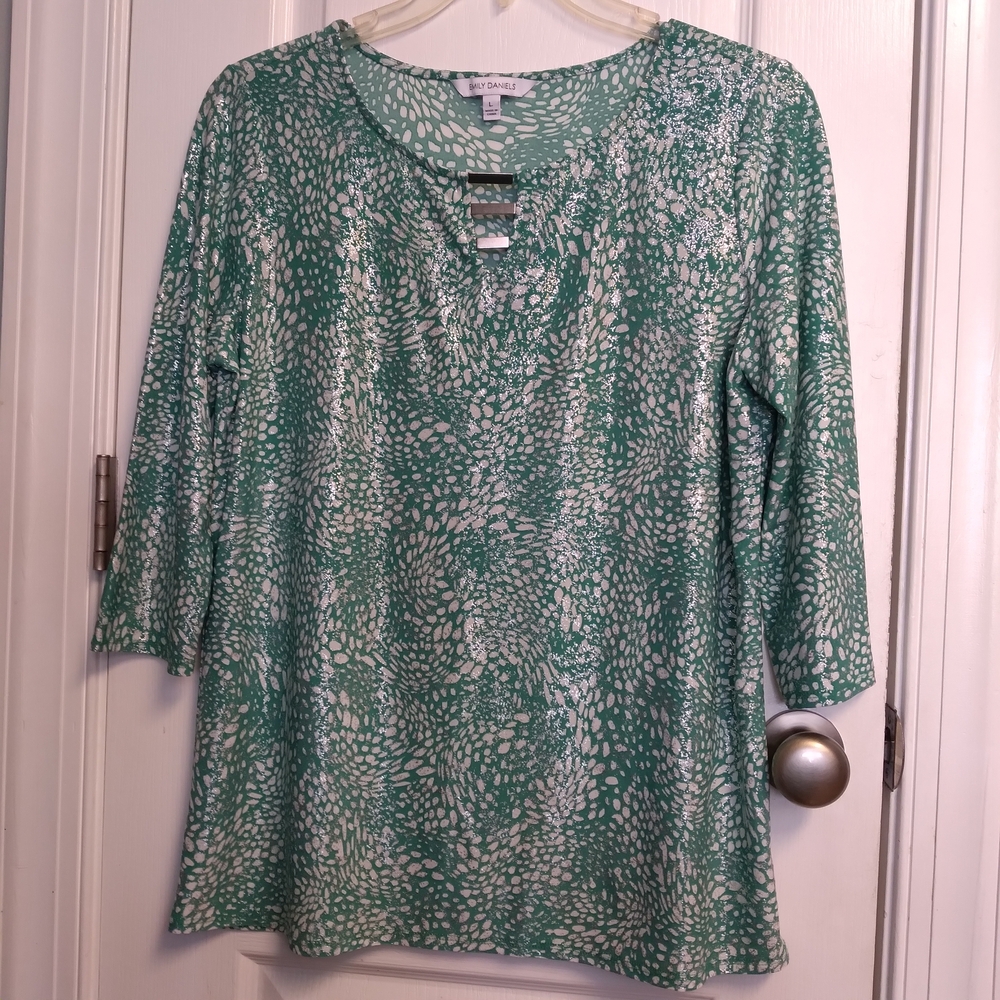 Elegant Green and White Patterned Top Blouse With Silver Bar Detail
